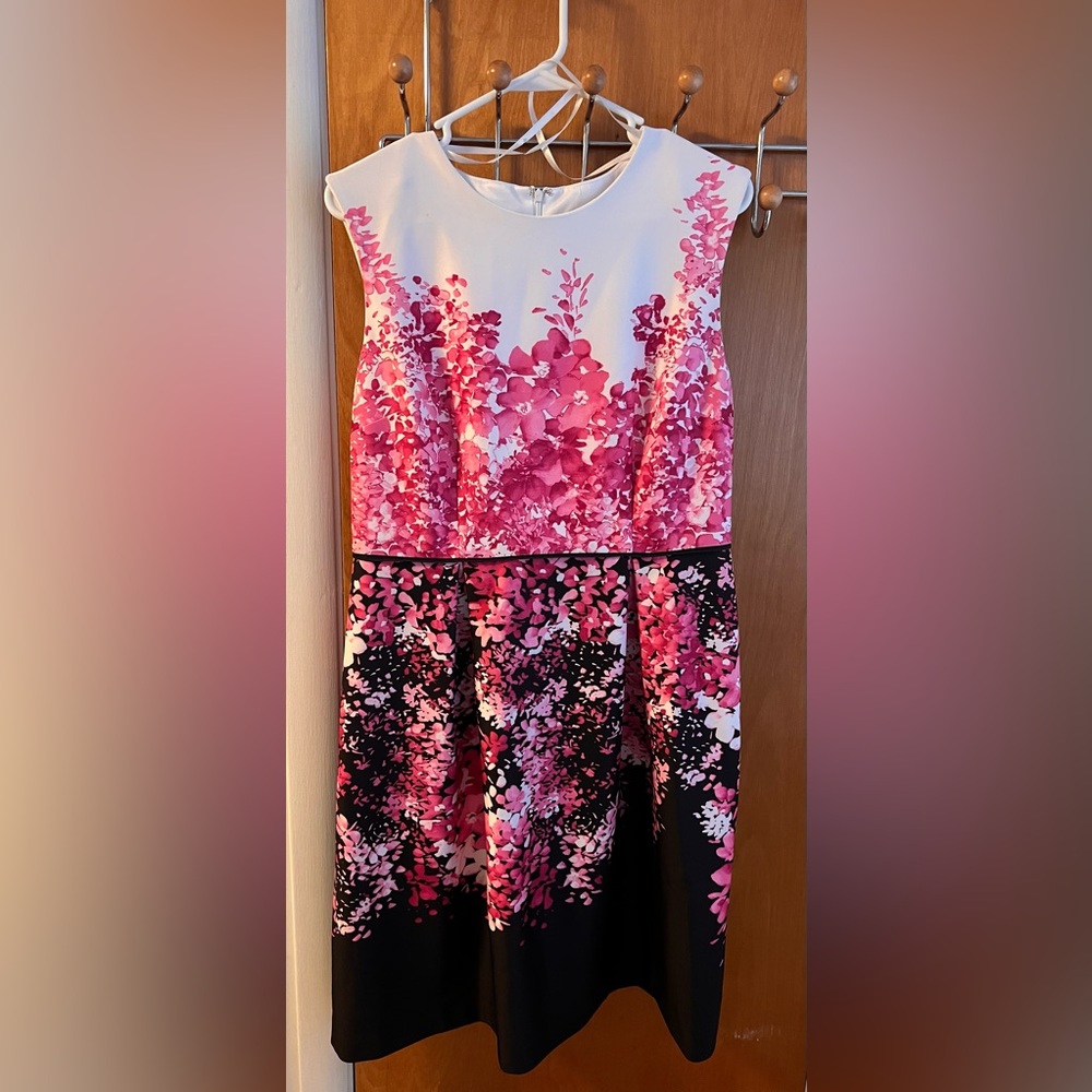Floral sleeveless cocktail dress. Great for any occasion!